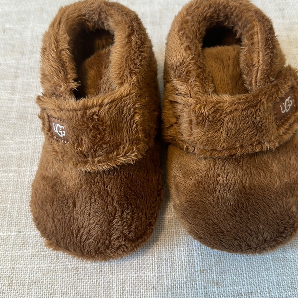 UGG baby slipper. Chestnut color